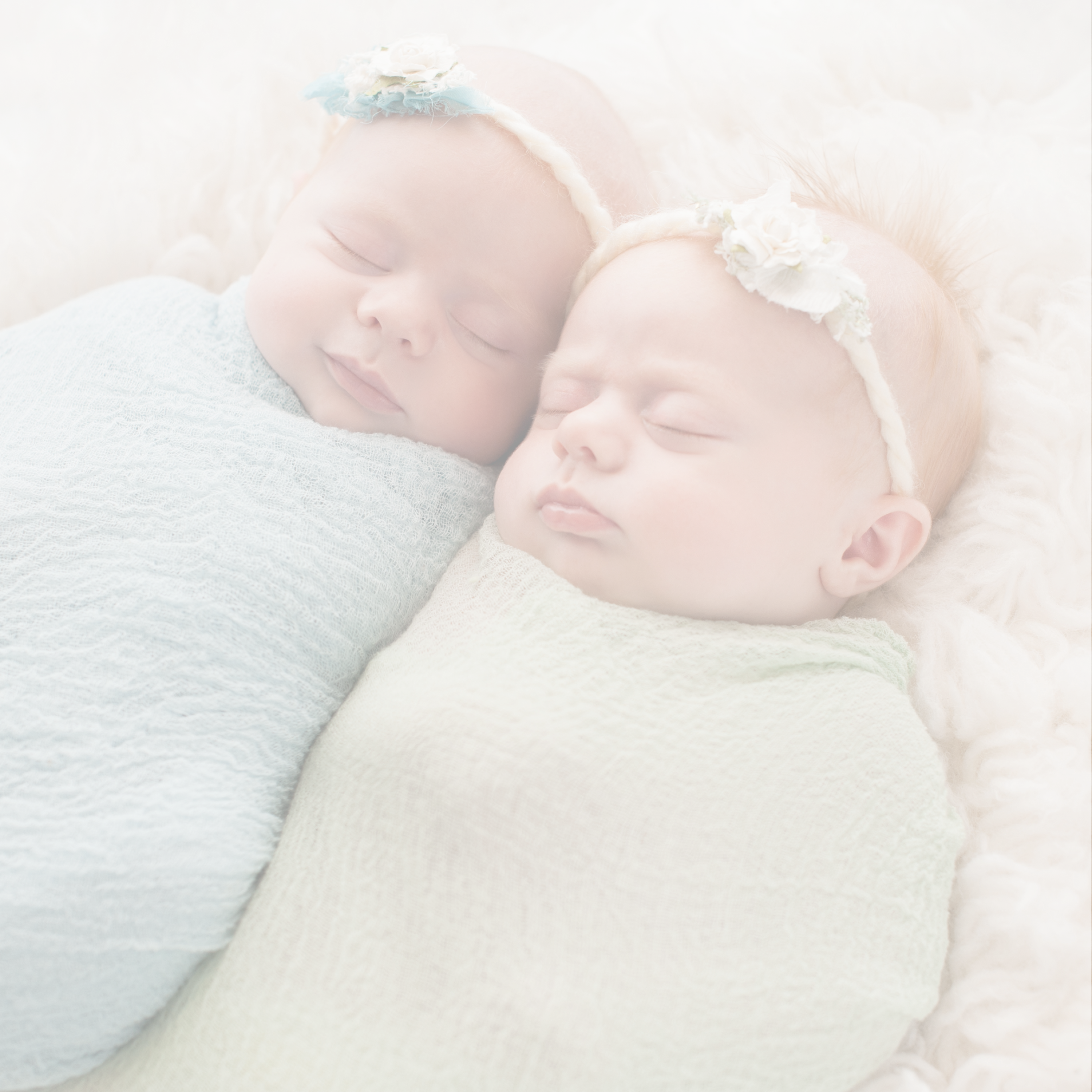 Pareja de mellizos recién nacidos