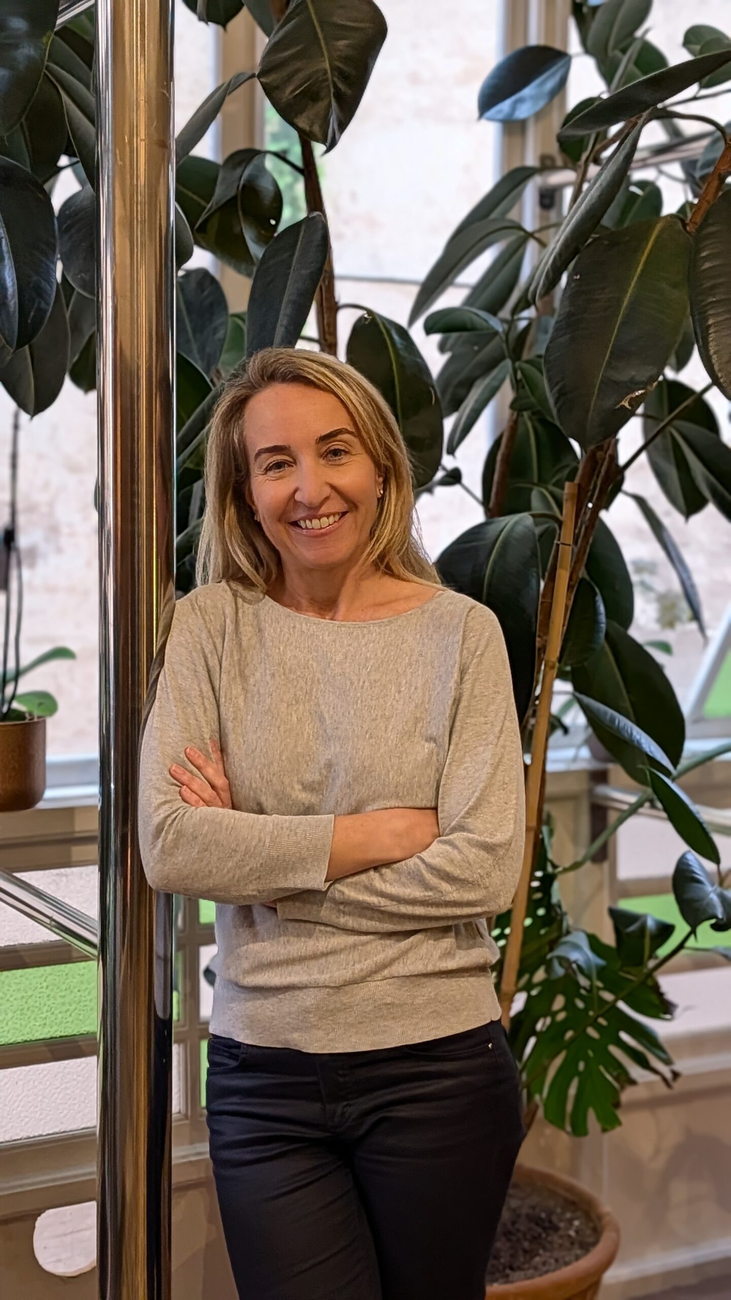 Doctora Febles posando en su consulta de las Ramblas
