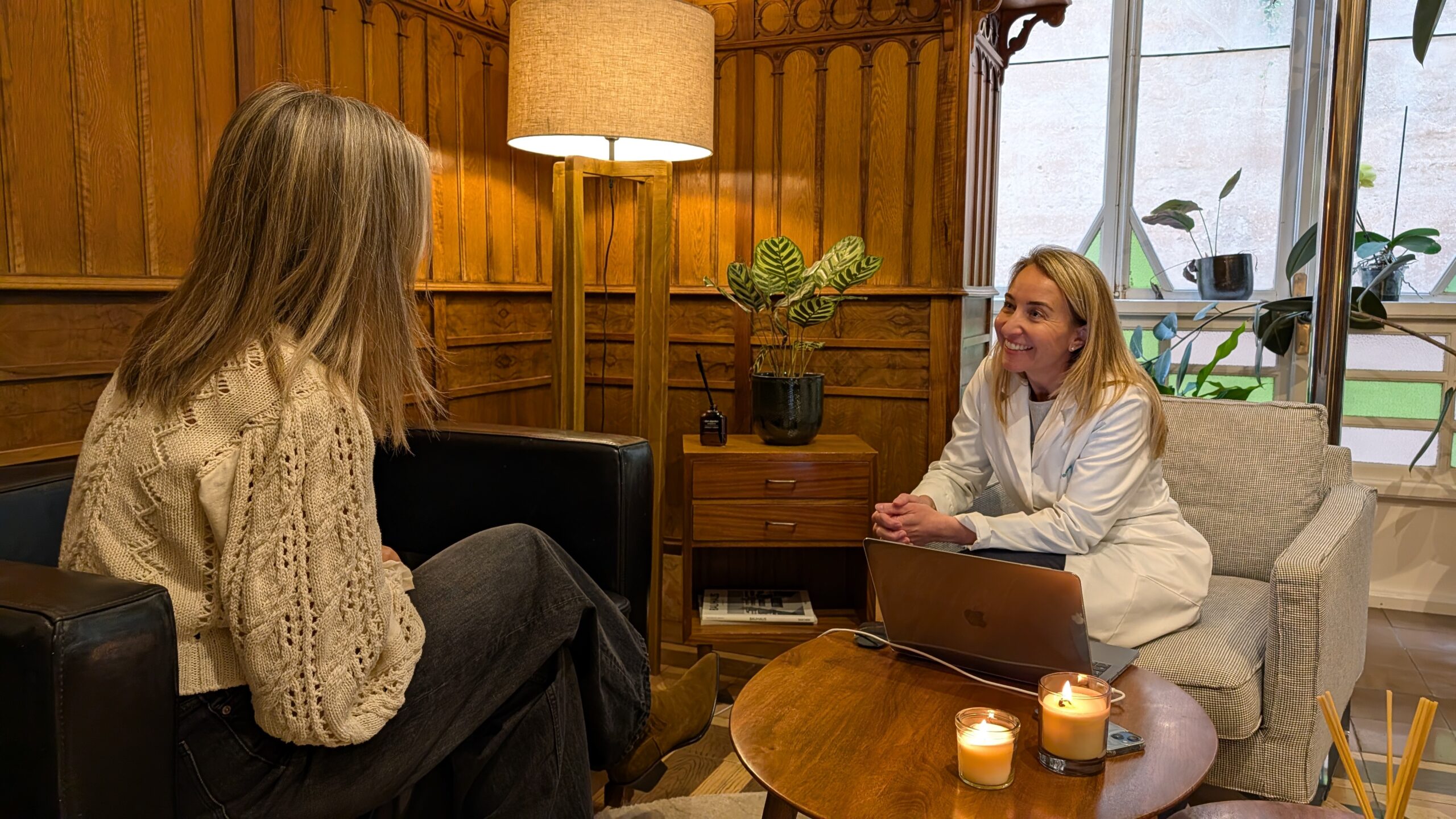Dra. Febles hablando con una paciente